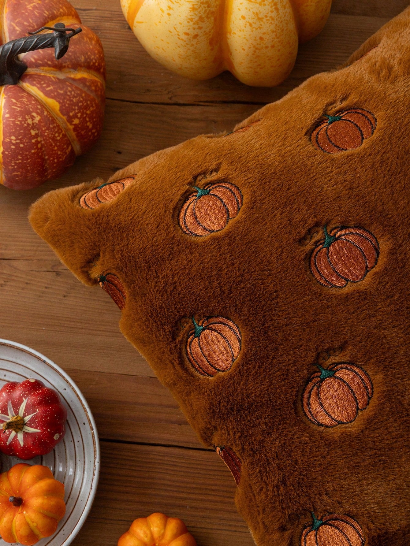 Homemorelove 1/2pcs PV Velvet Small Pumpkin Embroidered Pillow Case, Autumn Decor, Thanksgiving, Halloween Atmosphere Home Decoration Throw Pillow, Suitable For Living Room, Bedroom, Sofa, Pillow Inse