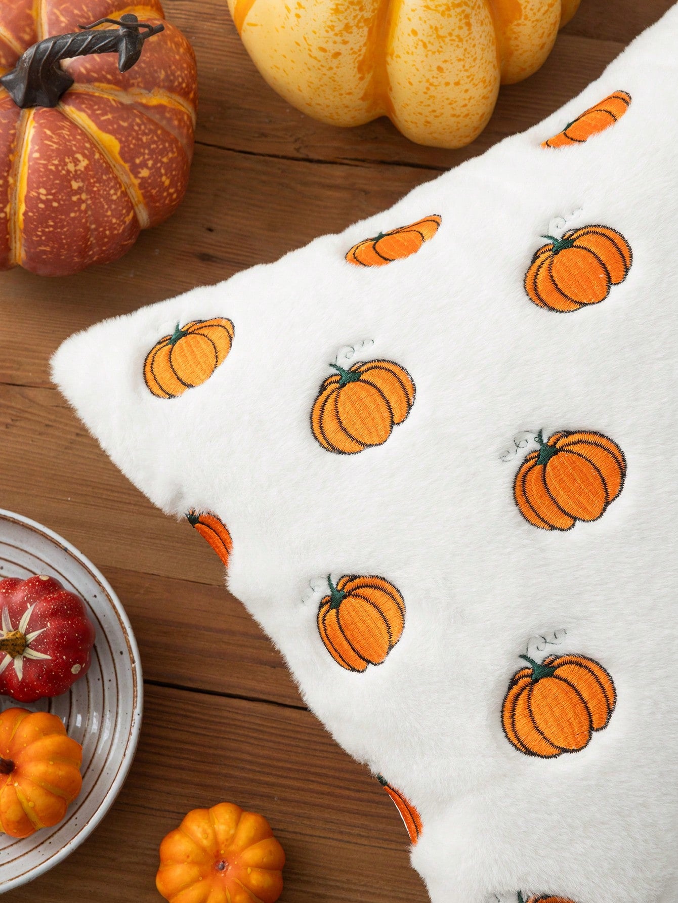 Homemorelove 1/2pcs PV Velvet Small Pumpkin Embroidered Pillow Case, Autumn Decor, Thanksgiving, Halloween Atmosphere Home Decoration Throw Pillow, Suitable For Living Room, Bedroom, Sofa, Pillow Inse