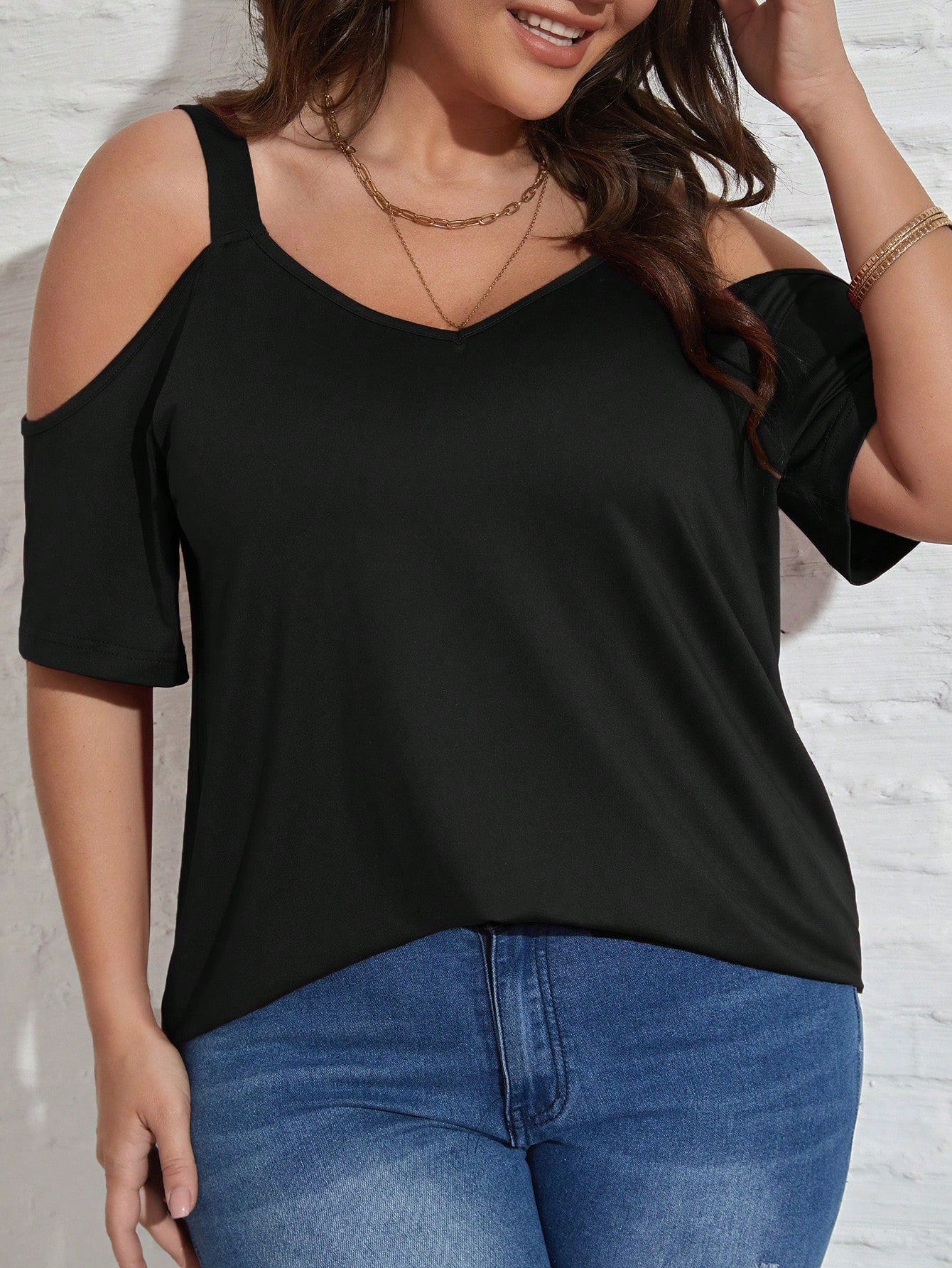 LUNE Plus Cold Shoulder Solid Tee
