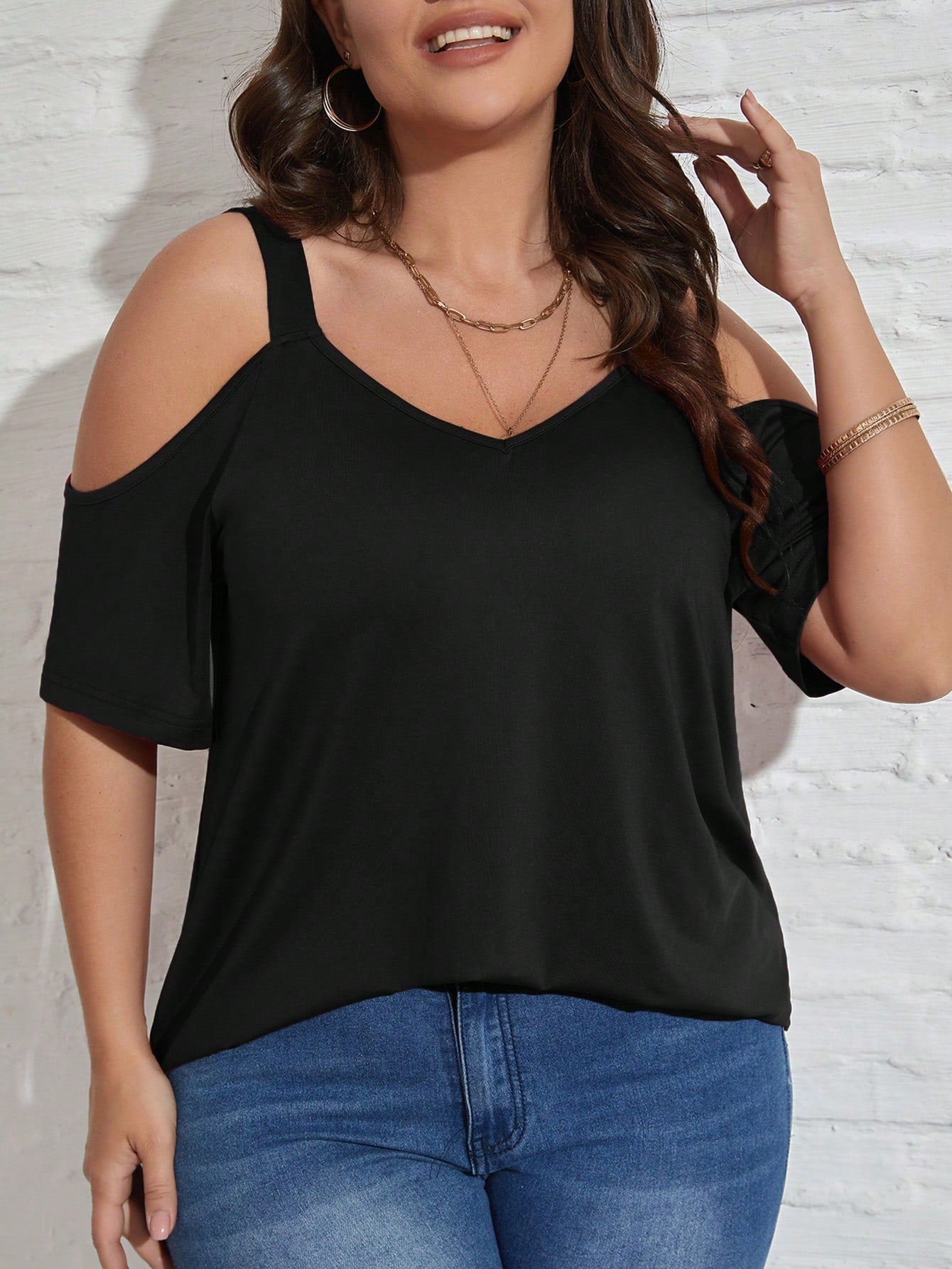 LUNE Plus Cold Shoulder Solid Tee