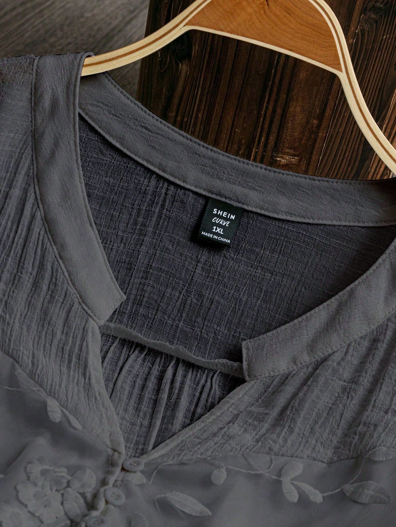 LUNE Plus Size Women V-Neck Applique Casual Versatile Daily Wear Shirt Fall