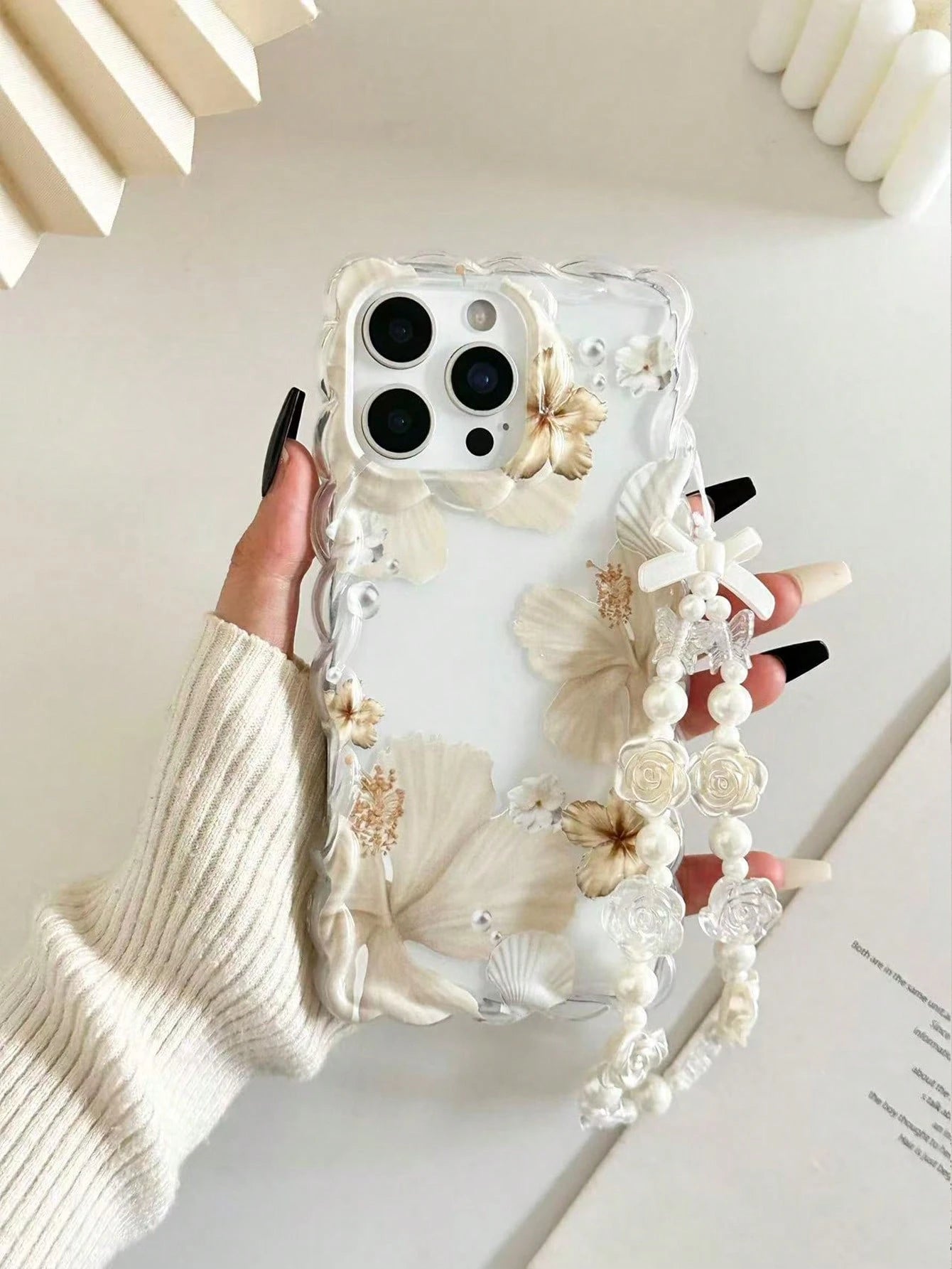 Minimalist TPU Flower Element Shockproof Floral Painted Braided Wave Edge Elegant Phone Case With Handmade Beaded Bracelet Accessory, Compatible With 17pro/17Air/17/17promax/16/16pro/16plus/16promax/1