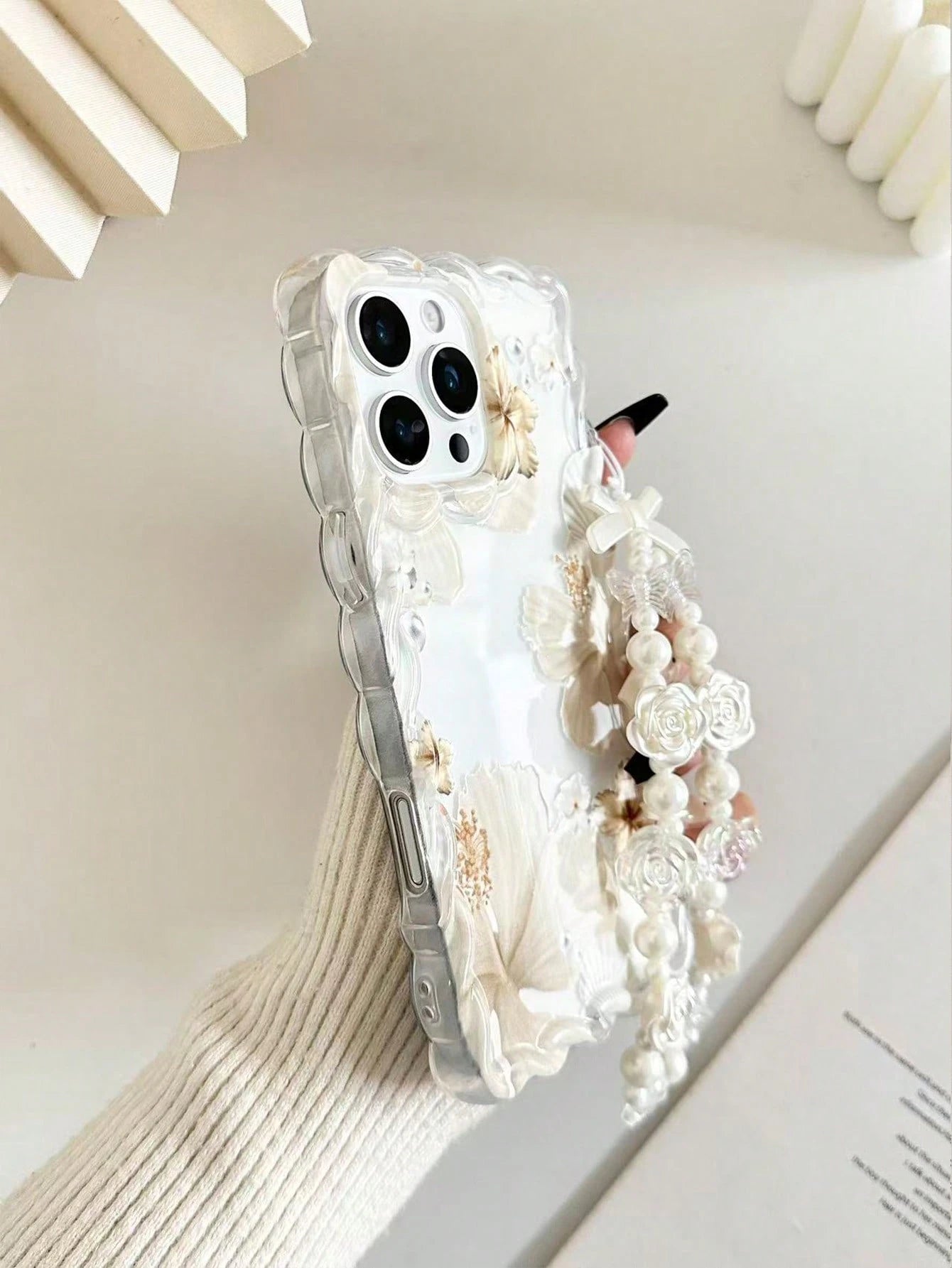 Minimalist TPU Flower Element Shockproof Floral Painted Braided Wave Edge Elegant Phone Case With Handmade Beaded Bracelet Accessory, Compatible With 17pro/17Air/17/17promax/16/16pro/16plus/16promax/1