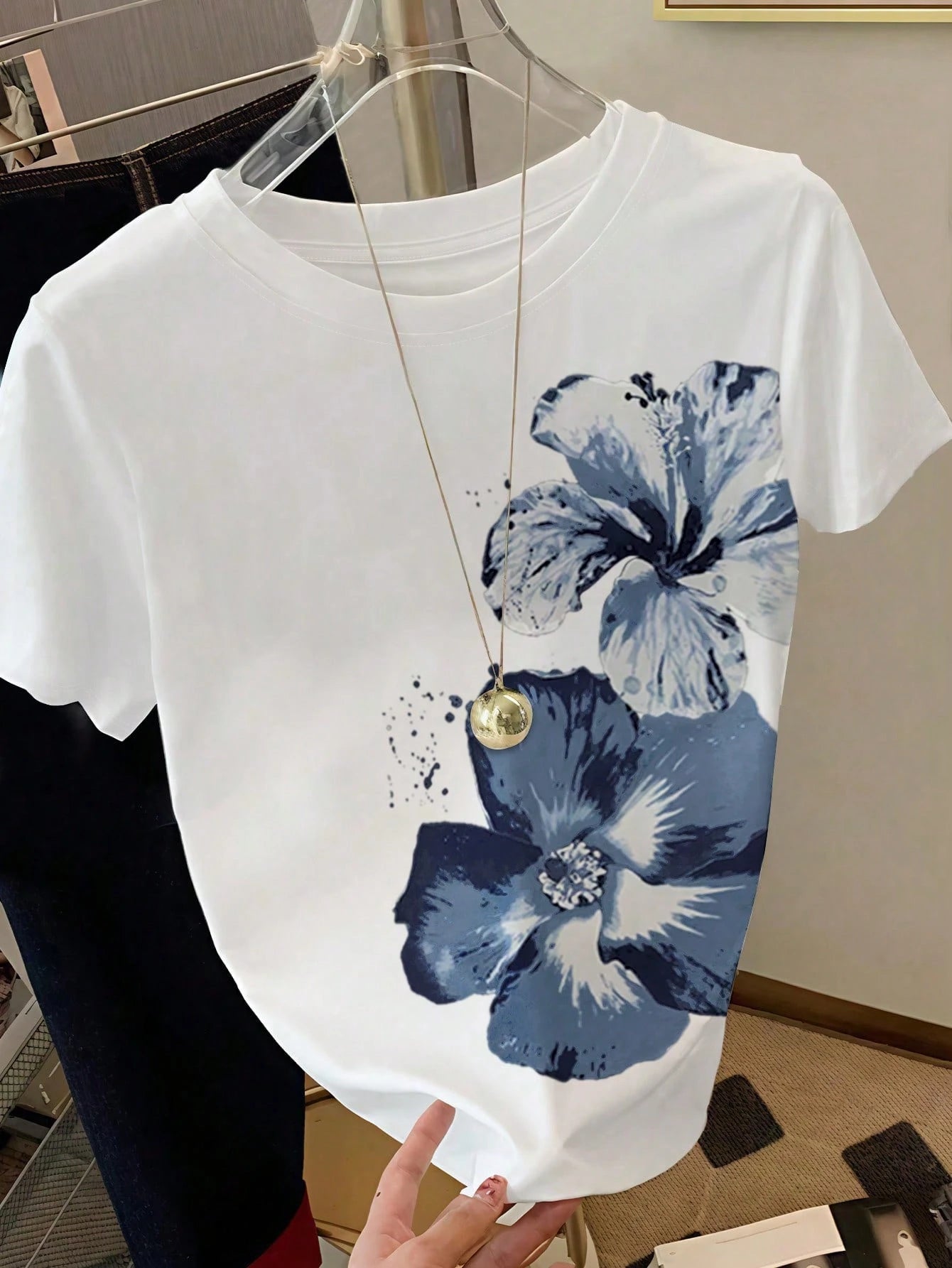 Resyla Women White And Blue Floral Summer Short-Sleeve T-Shirt,Casual Vacation Watercolor Print Round-Neck Loose Top,Artistic Basic Shirt,Mother's Day Gift