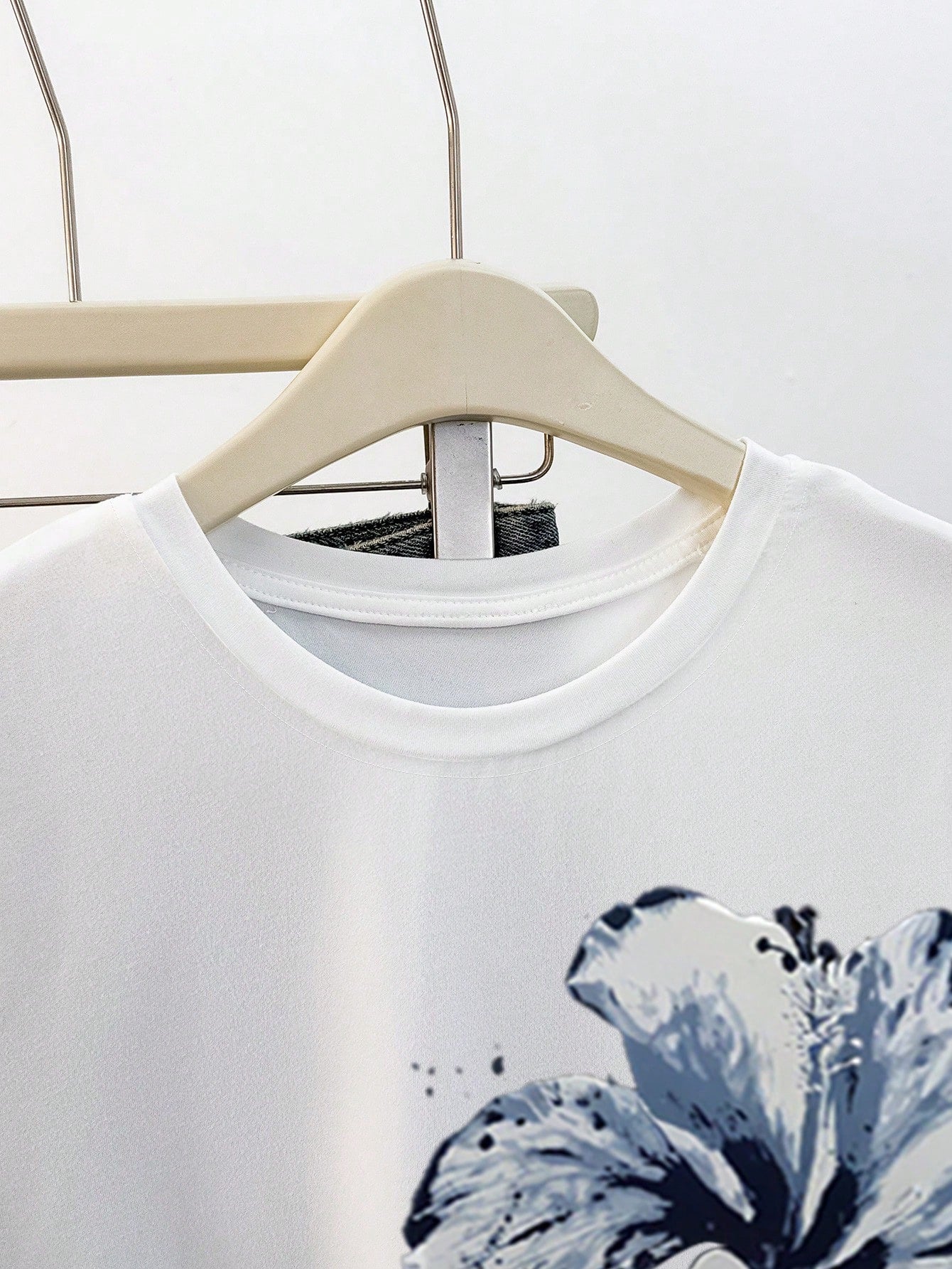 Resyla Women White And Blue Floral Summer Short-Sleeve T-Shirt,Casual Vacation Watercolor Print Round-Neck Loose Top,Artistic Basic Shirt,Mother's Day Gift