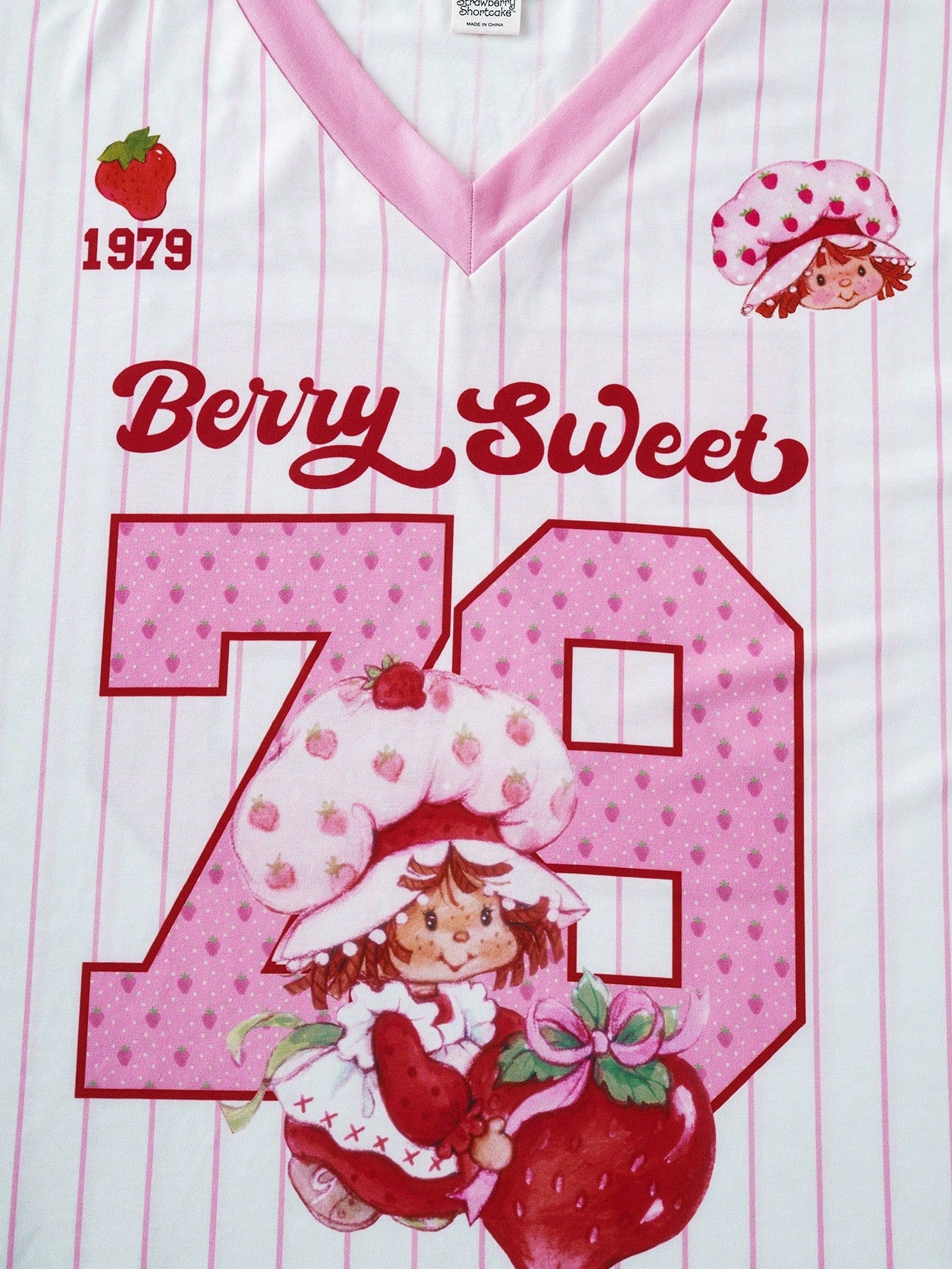 Strawberry Shortcake X Plus Size Letter & Striped Print Contrast Trim V-Neck Short Sleeve T-Shirt