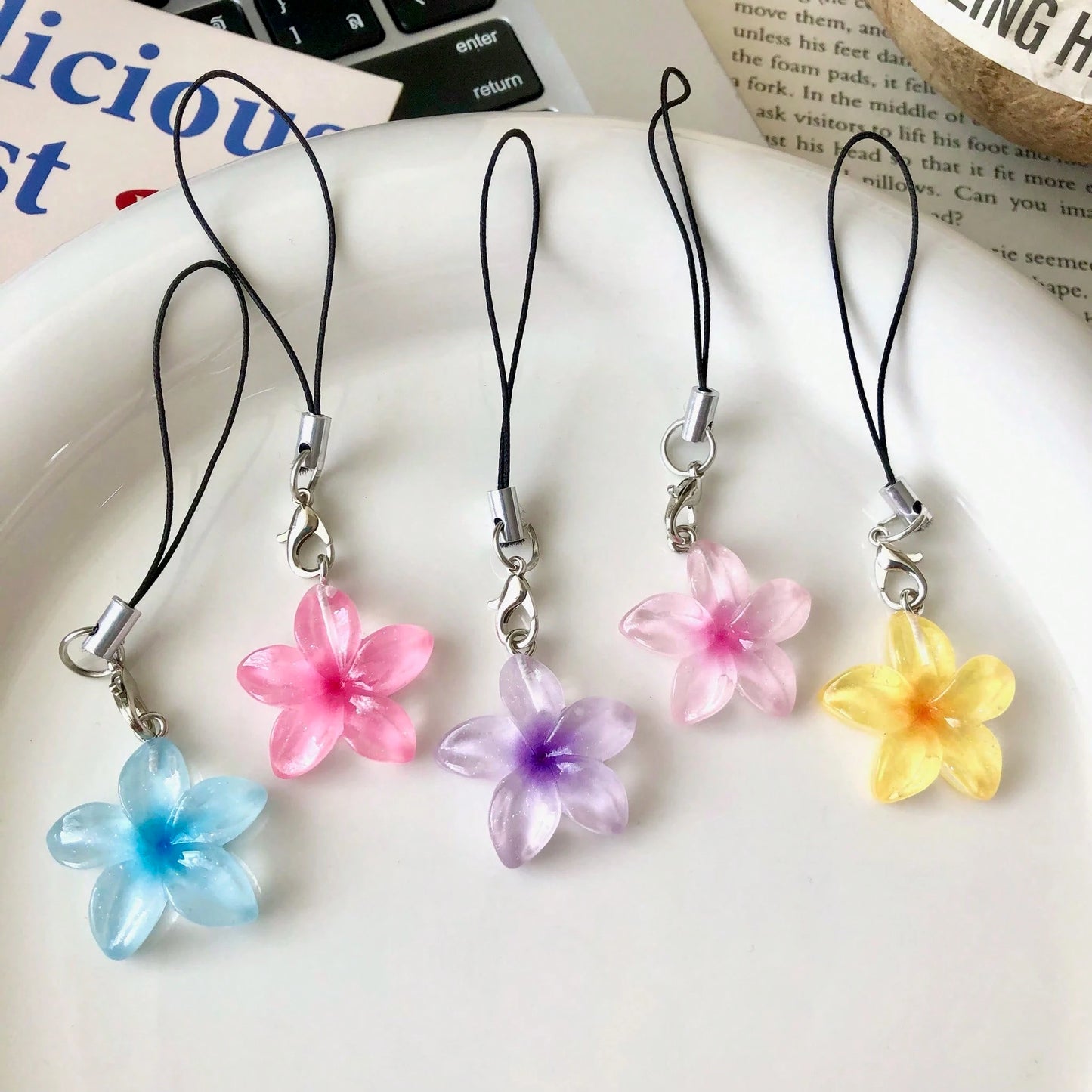 Transparent Daisy Flower Resin Pendant Phone Lanyard, Backpack Decor, Cute Phone Charm, Girly Soft Decoration, Gift For Friend/Girlfriend, Suitable For Phone, Camera, Keychain, Schoolbag