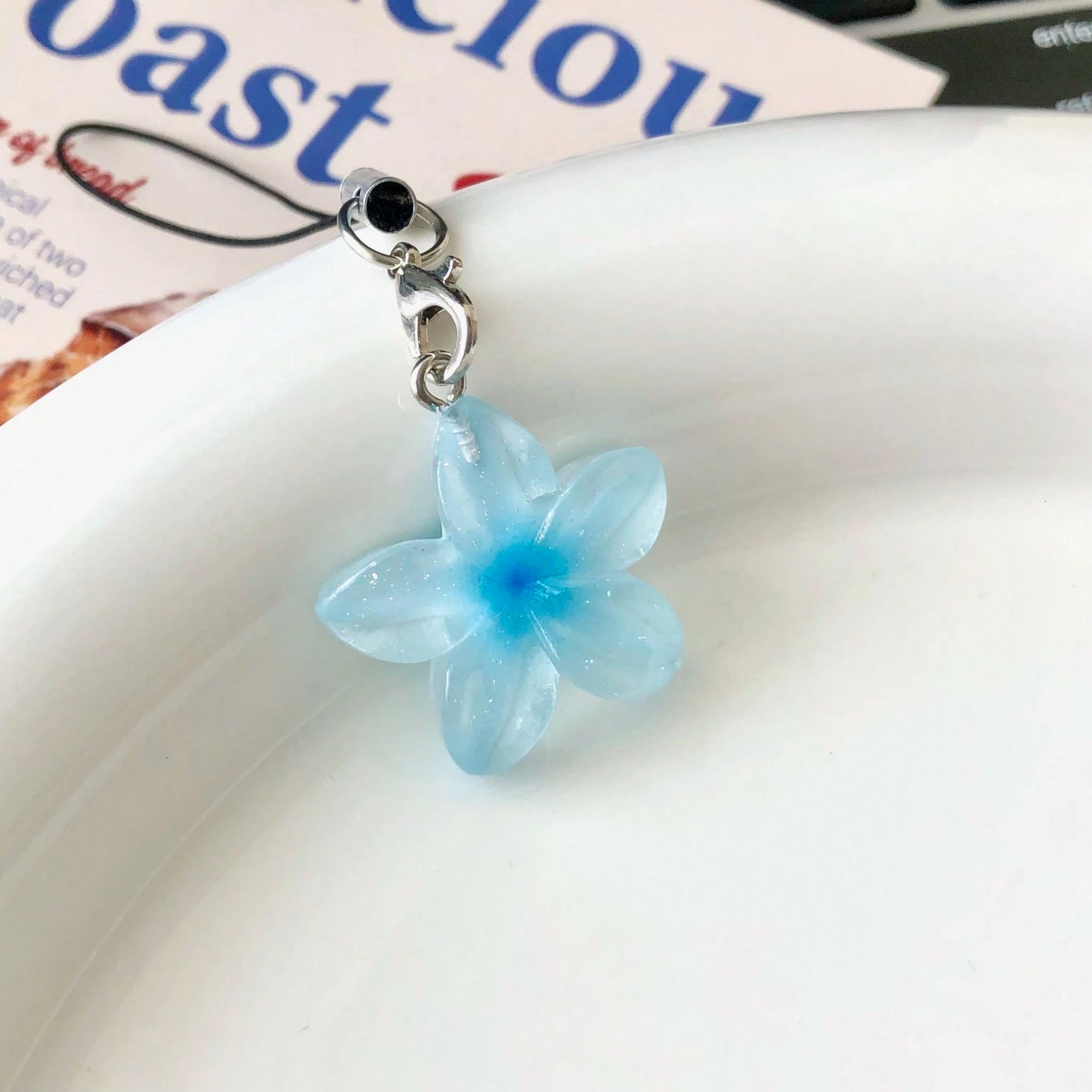 Transparent Daisy Flower Resin Pendant Phone Lanyard, Backpack Decor, Cute Phone Charm, Girly Soft Decoration, Gift For Friend/Girlfriend, Suitable For Phone, Camera, Keychain, Schoolbag