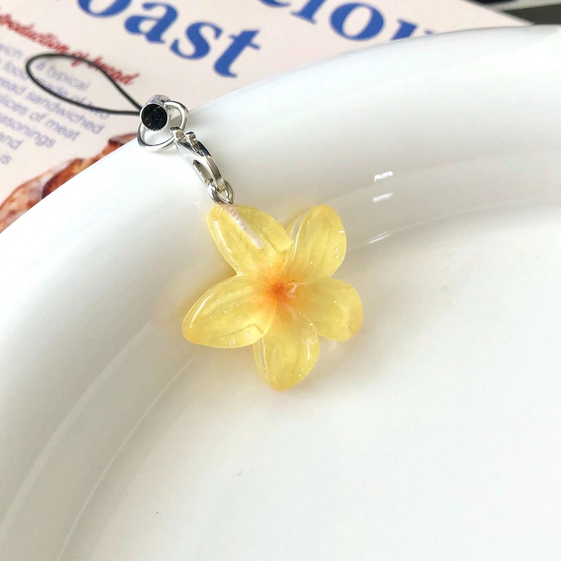 Transparent Daisy Flower Resin Pendant Phone Lanyard, Backpack Decor, Cute Phone Charm, Girly Soft Decoration, Gift For Friend/Girlfriend, Suitable For Phone, Camera, Keychain, Schoolbag