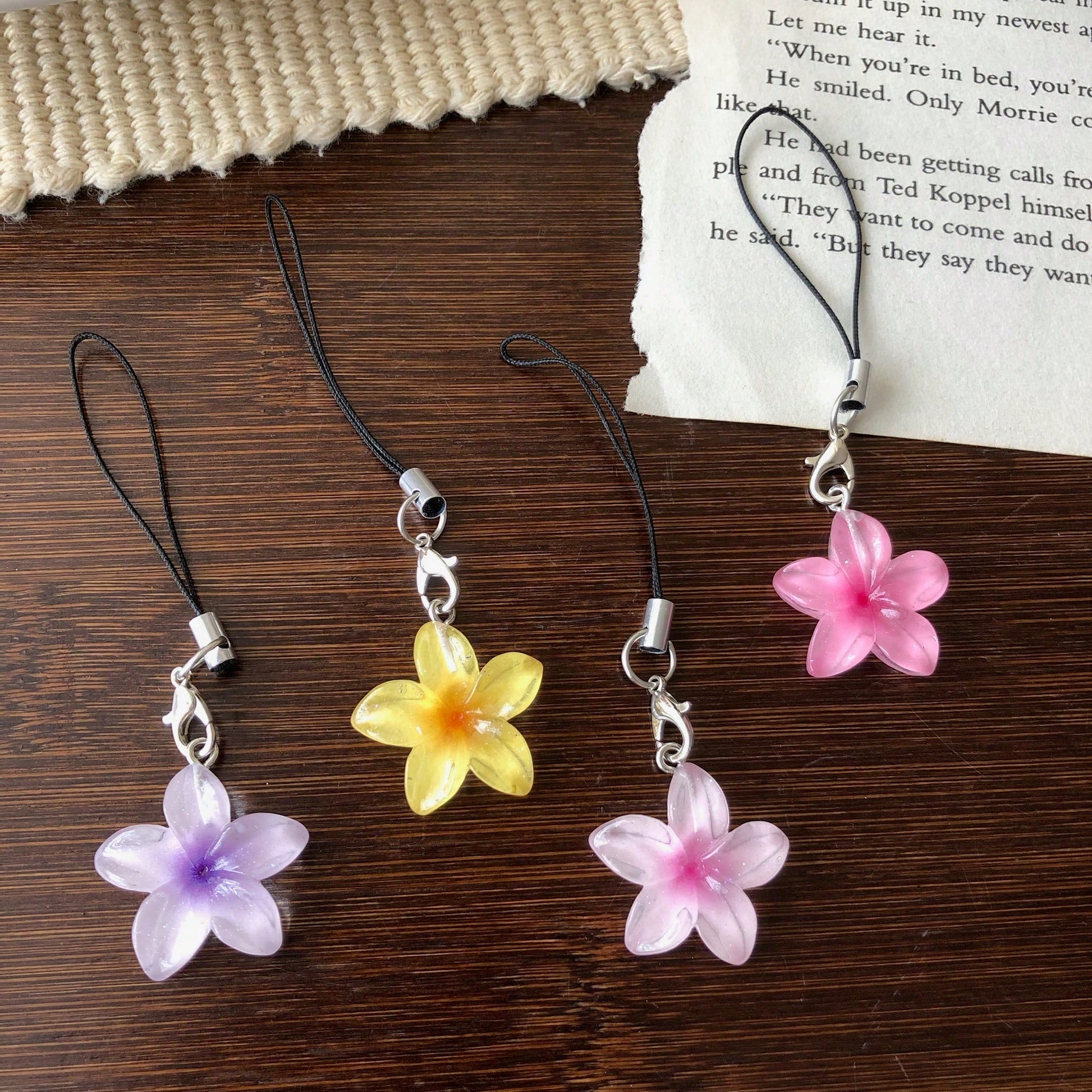 Transparent Daisy Flower Resin Pendant Phone Lanyard, Backpack Decor, Cute Phone Charm, Girly Soft Decoration, Gift For Friend/Girlfriend, Suitable For Phone, Camera, Keychain, Schoolbag