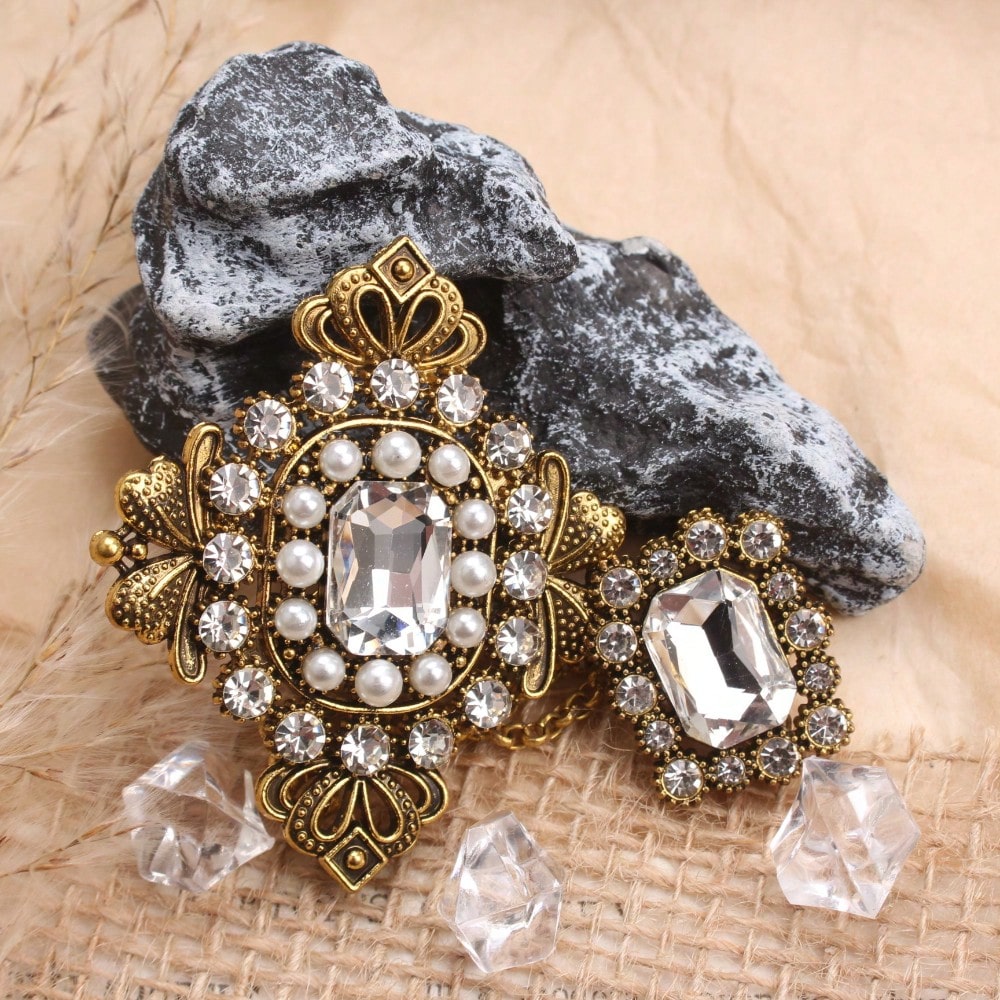 Vintage Ornate Brooch, Gold-Toned Craft With Pearl, Large Clear Crystal, Intricate Pattern & Chain-Attached Accent Detailing, Elegant Statement Accessory For Fashion Enthusiasts, Ideal For Outfits, Ba