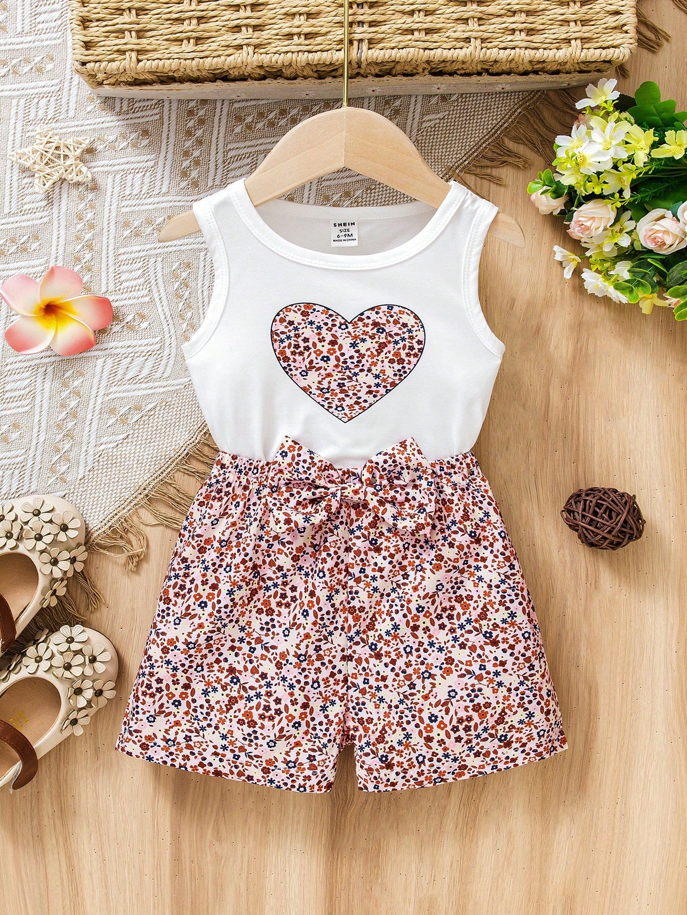 Vintaside Kids 2pcs/Set Baby Girl Heart & Floral Print Round Neck Vest And Butterfly Decor Floral Print Shorts Summer Outfit