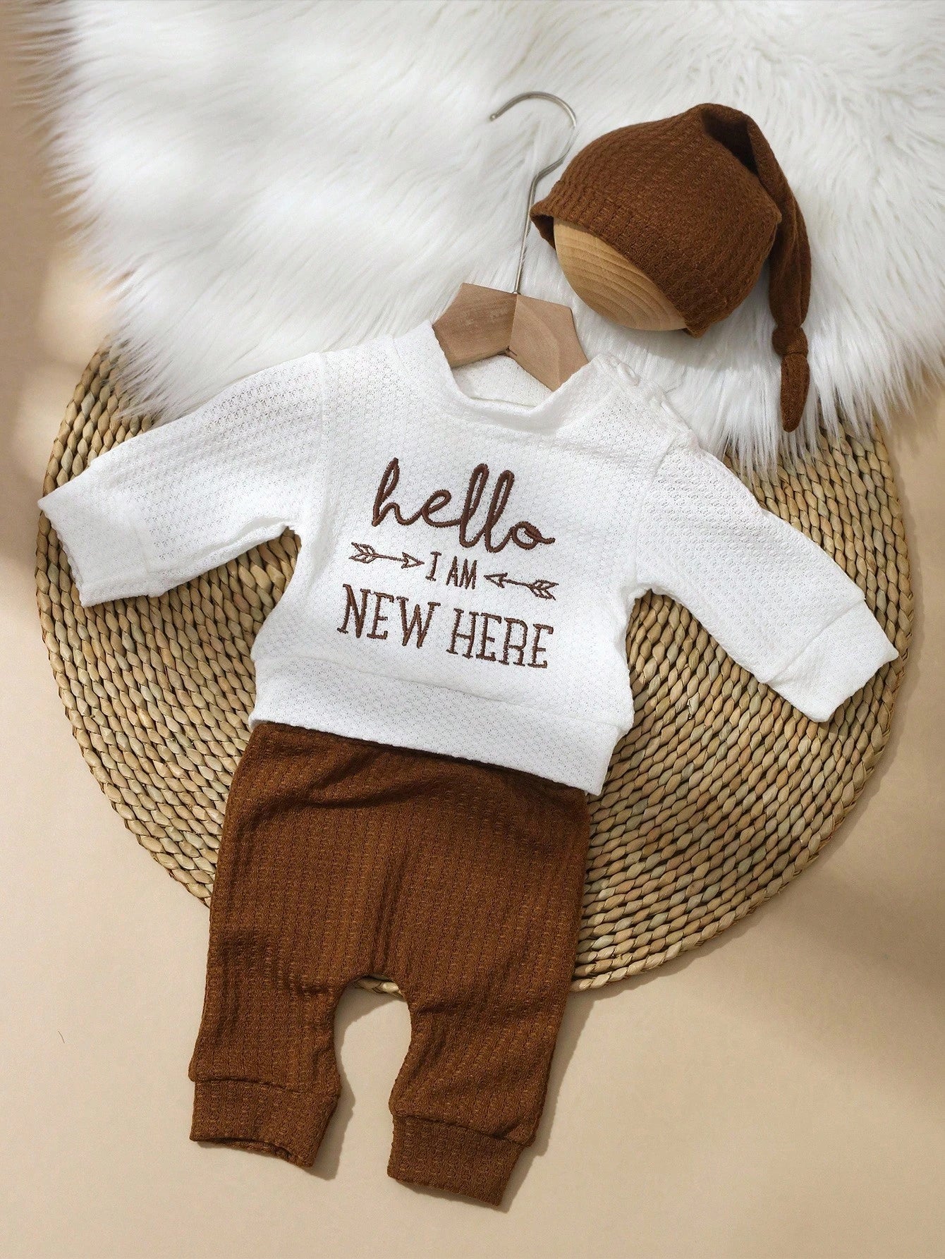 White HELLO Letter Embroidered Newborn Photography Outfit Autumn Cute Modest Christening Baby Boy/Girl Top Pants Hat 3pcs Set Infant Studio Photo Prop