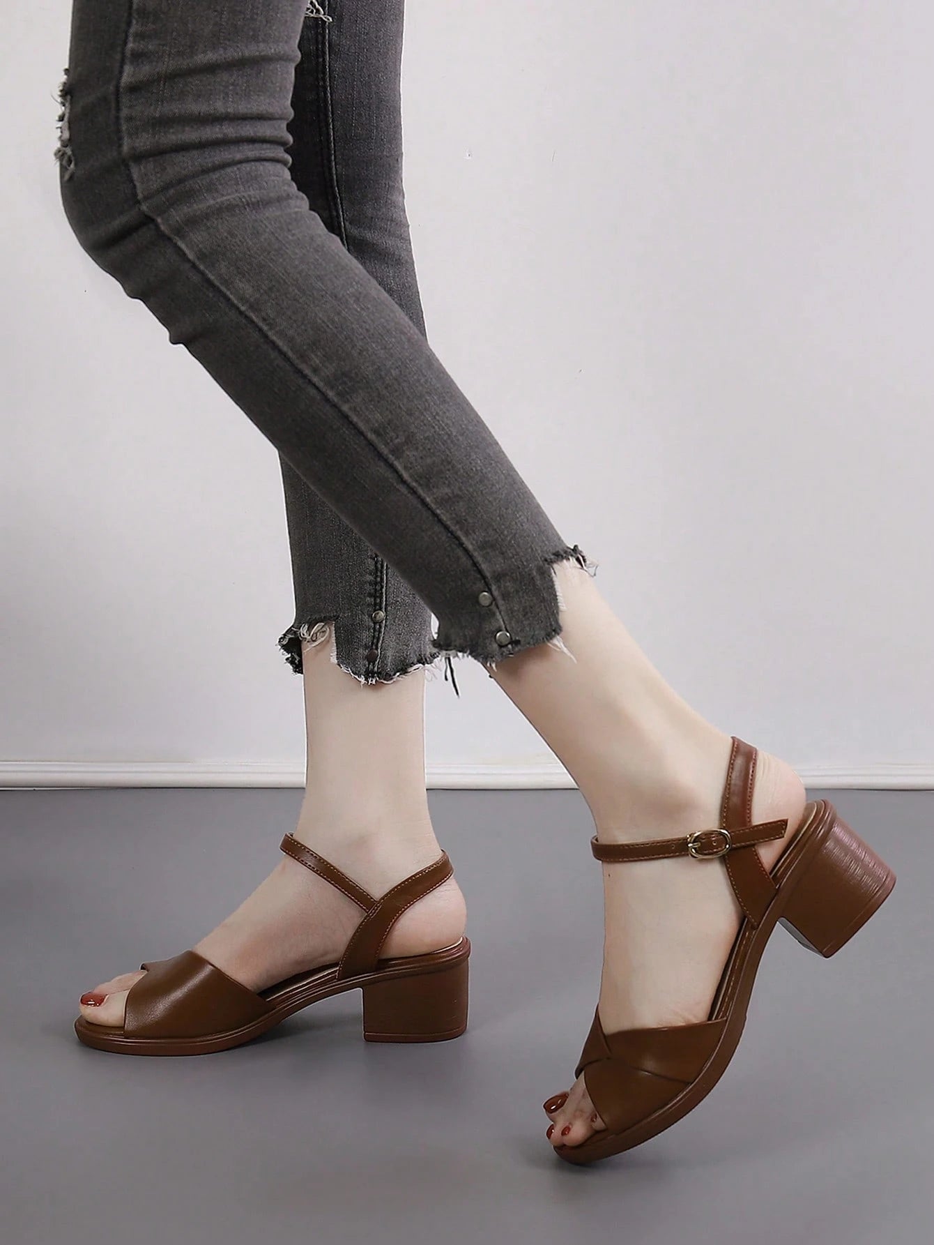 Women Chunky Heeled Ankle Strap White Sandals,Spring Summer Outfits