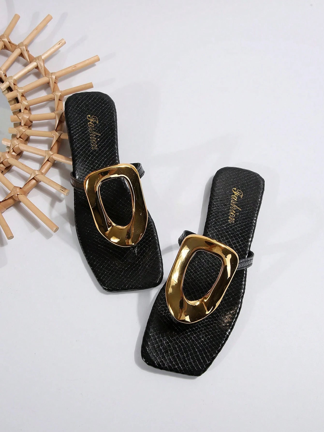 Women's Circle Gold Decorated Hollow Buckle Thong Sandals, Vacation Style, Summer, Lightweight, Fashionable, Versatile Flat Sandals,Flip Flops