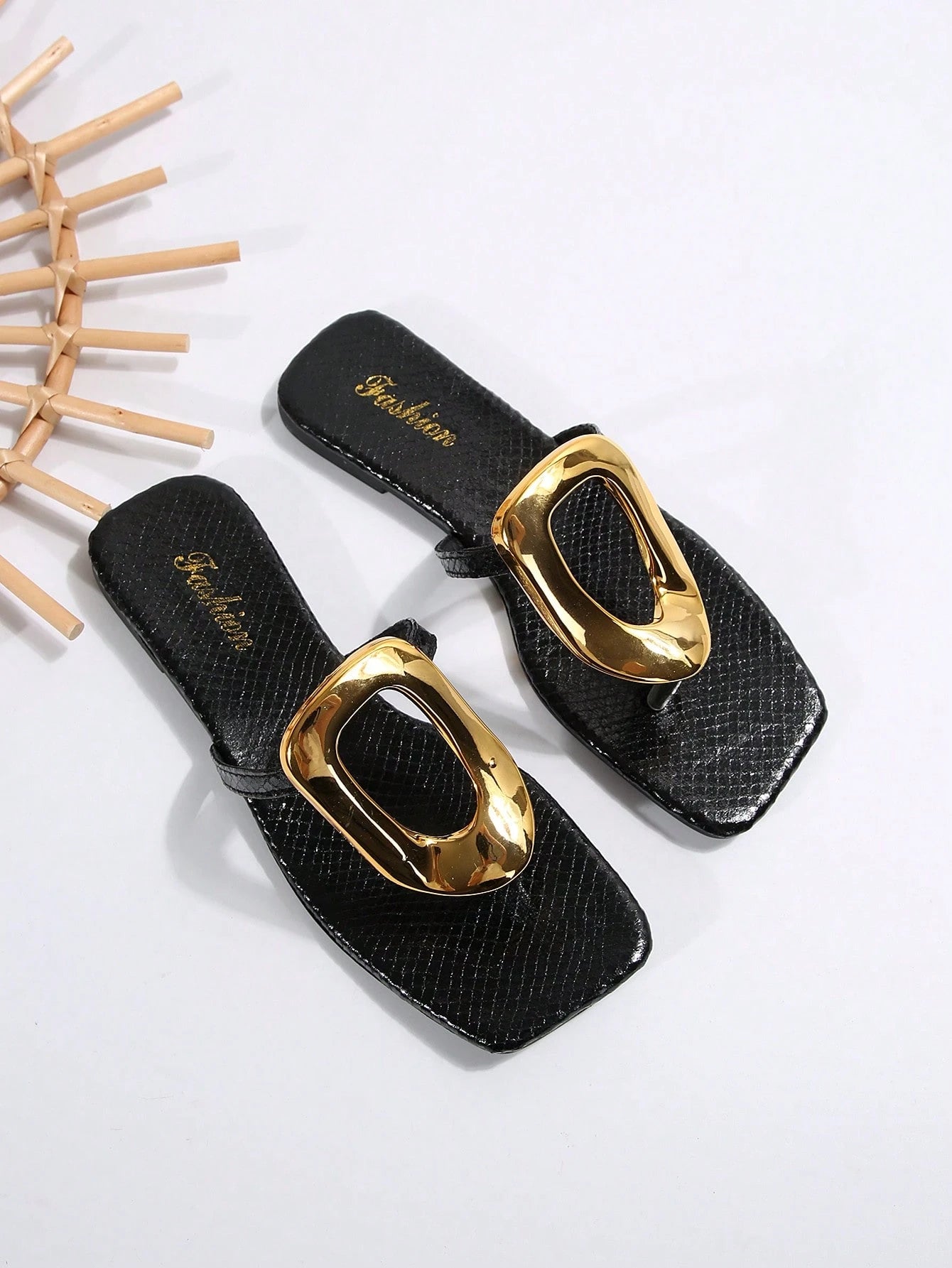 Women's Circle Gold Decorated Hollow Buckle Thong Sandals, Vacation Style, Summer, Lightweight, Fashionable, Versatile Flat Sandals,Flip Flops