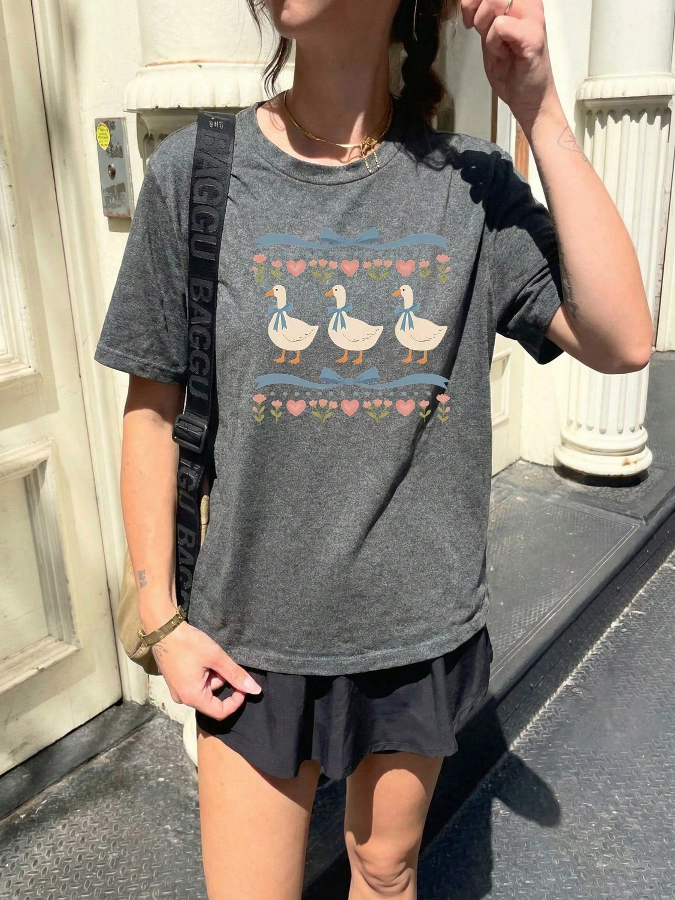 Women's Retro 80s Goose Print Round Neck Short Sleeve Casual T-Shirt, Funny Blue Ribbon Goose Women's Top, Vintage Goose Women's Summer Clothing, Cute Farm Animal Summer Top