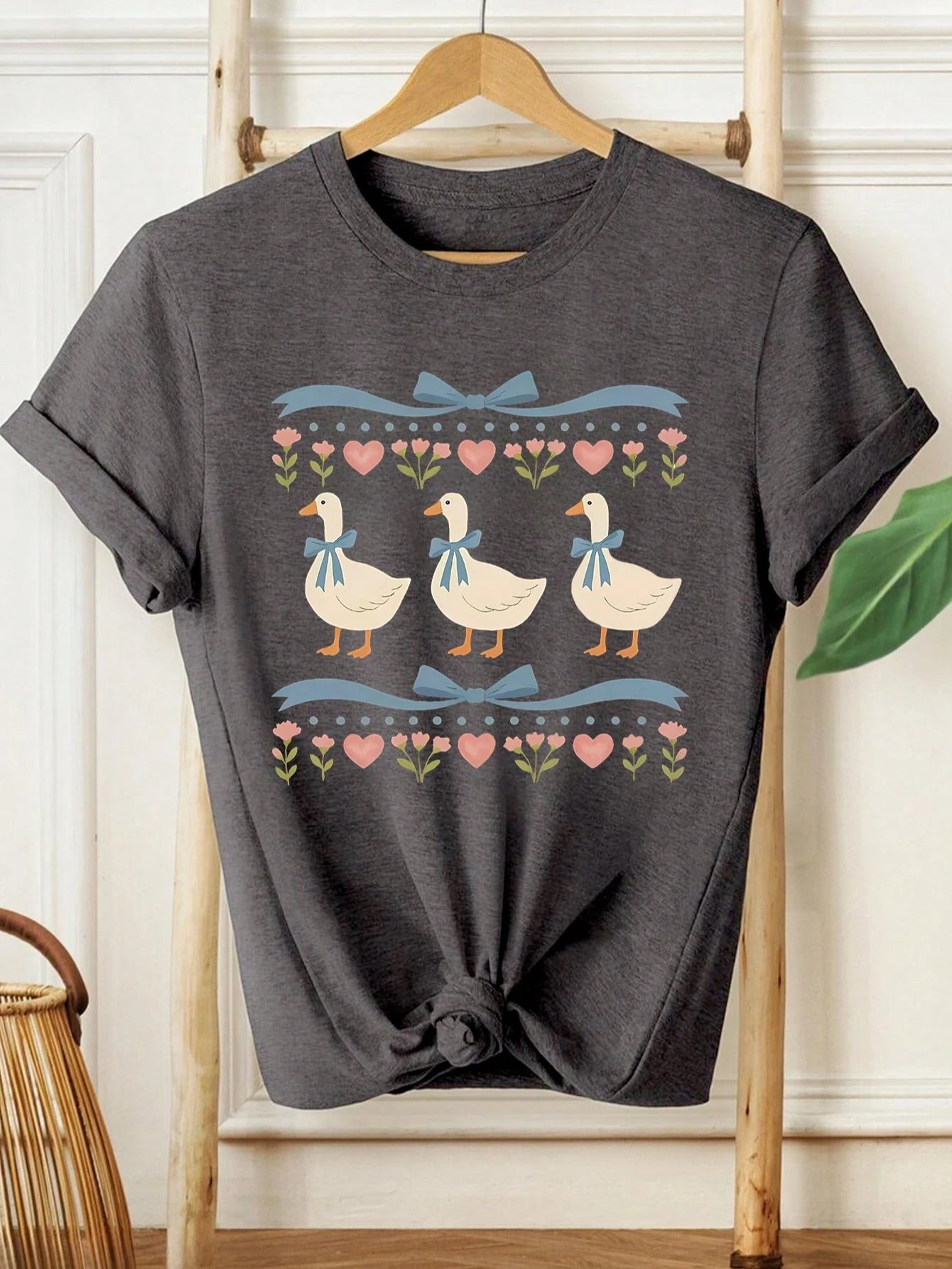 Women's Retro 80s Goose Print Round Neck Short Sleeve Casual T-Shirt, Funny Blue Ribbon Goose Women's Top, Vintage Goose Women's Summer Clothing, Cute Farm Animal Summer Top